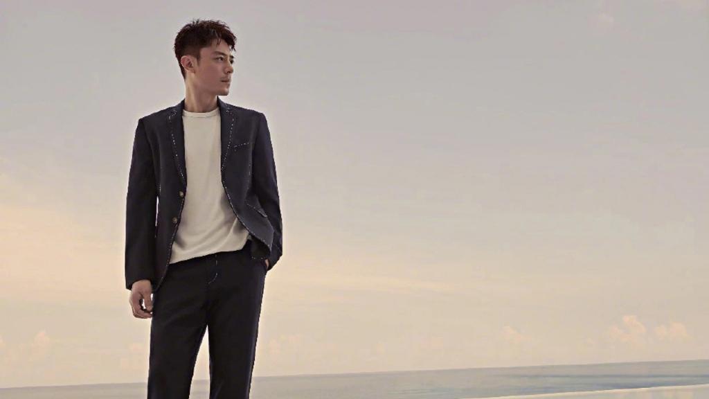 霍建华成熟稳重西装写真