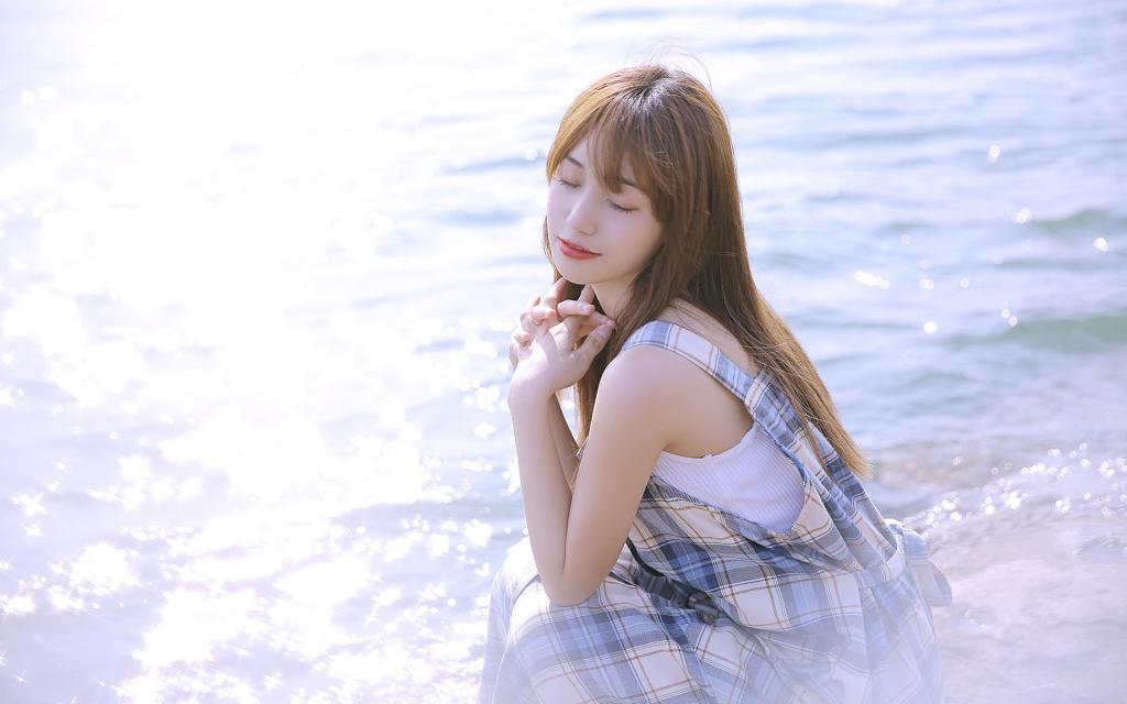 海边长发清纯唯美氧气少女甜美户外迷人写真