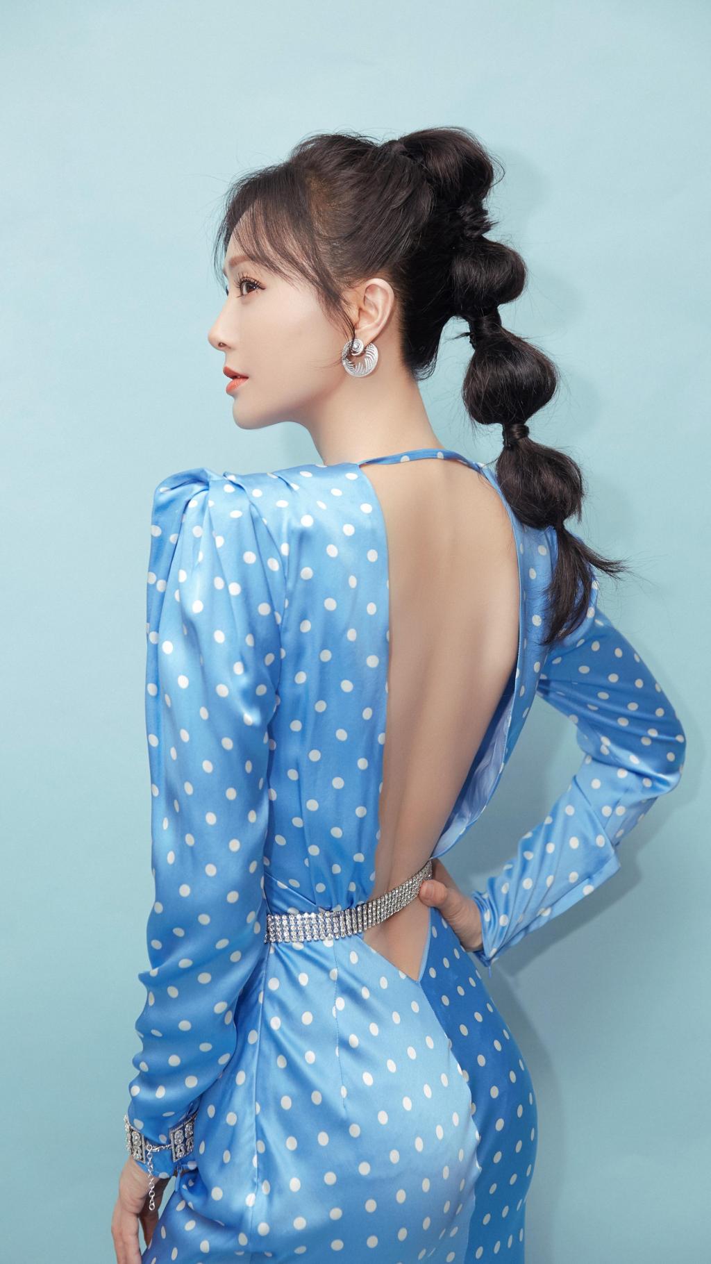 秦岚蓝色波点鱼尾裙性感迷人写真