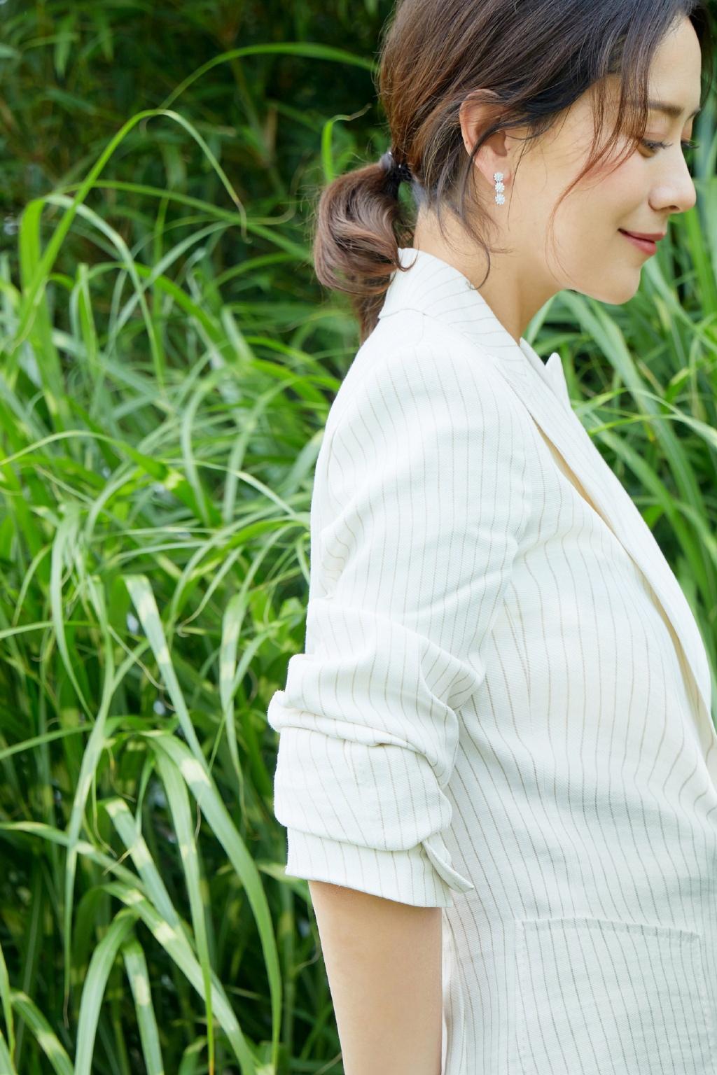 海清白色西装田园性感魅力写真