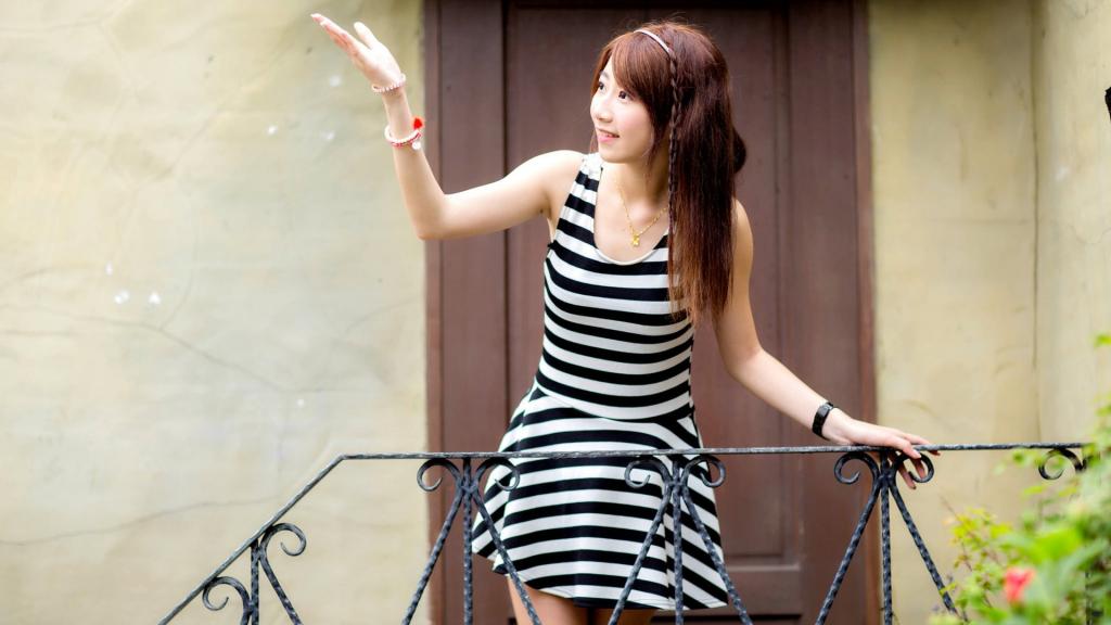 盛夏迷人的连衣裙美女