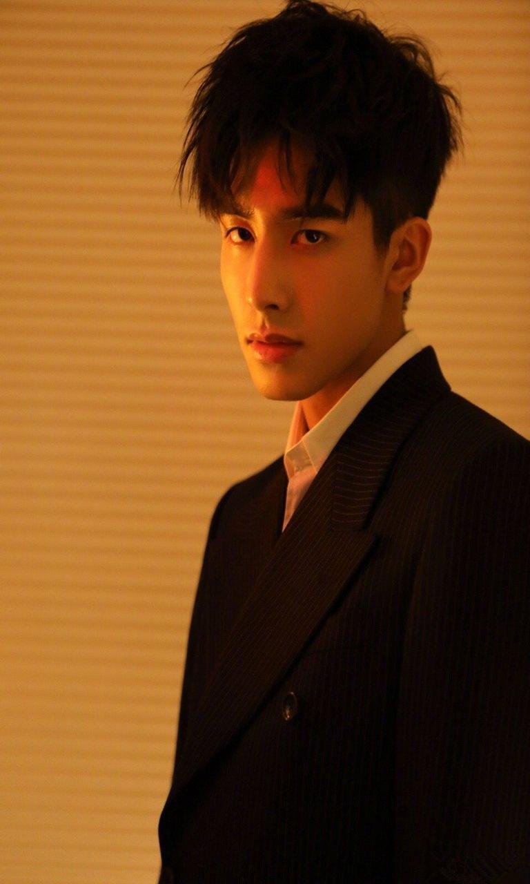 小鲜肉宋威龙帅气西装写真