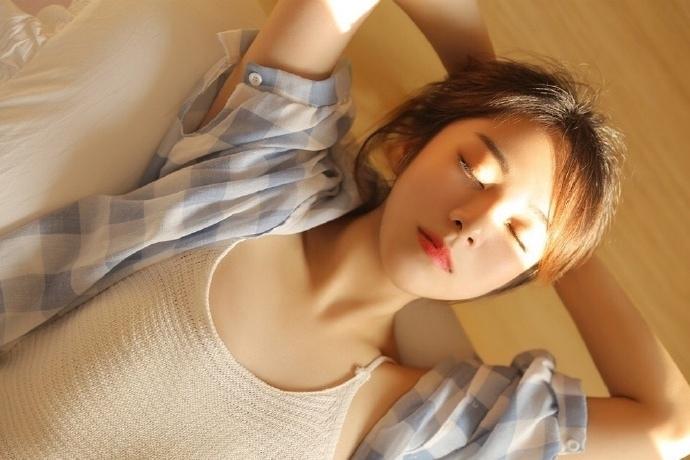 甜美马尾少女吊带香肩私房性感写真