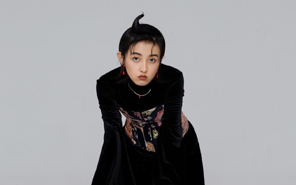 成熟炫酷的张子枫