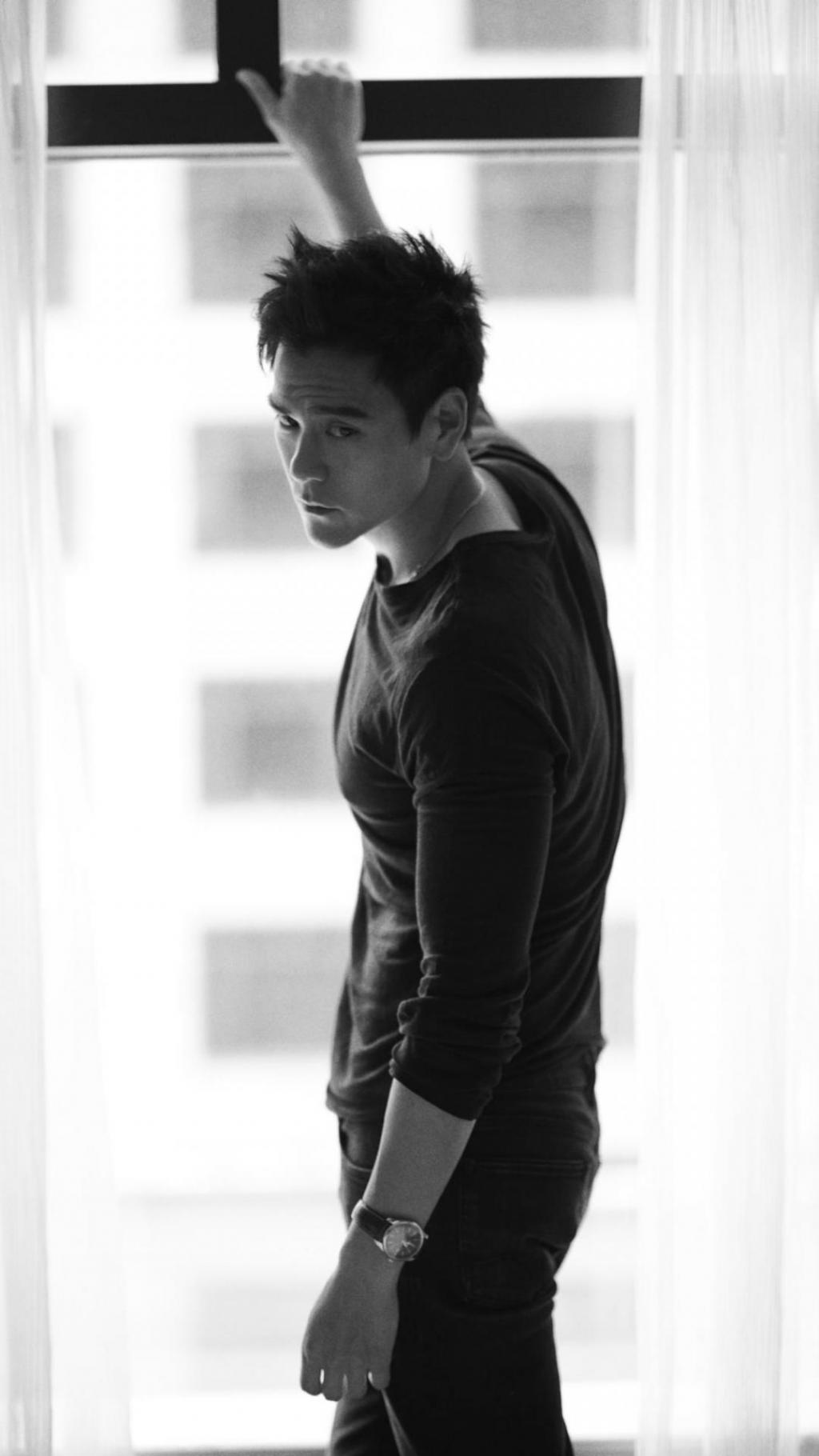 时尚型男彭于晏帅气居家休闲写真