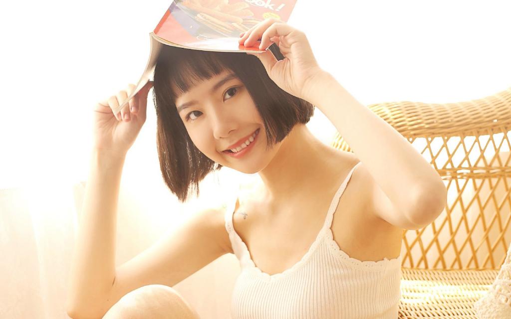 吊带背心睡衣美女