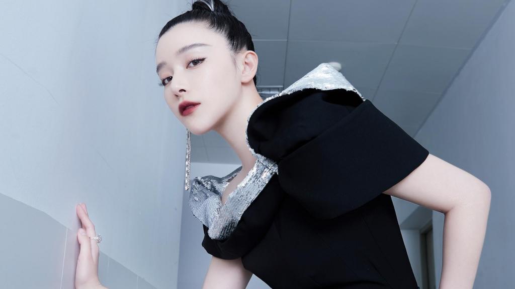 阚清子露肩礼服优雅性感诱人写真