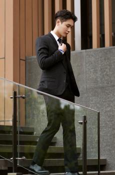 张艺兴帅气黑色西装街拍迷人写真-7