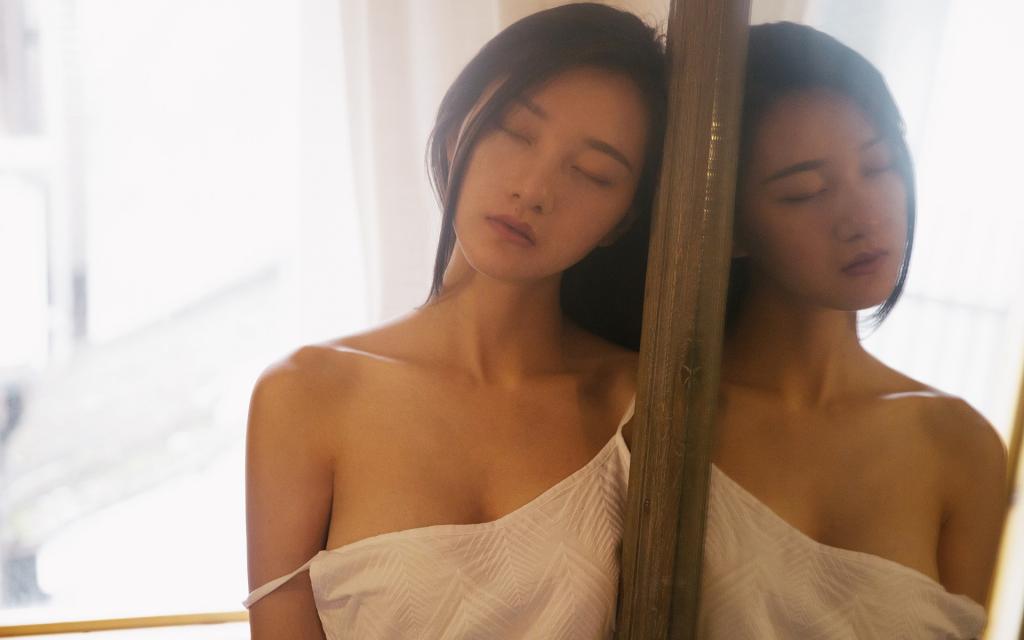 火辣性感的气质美女私房写真