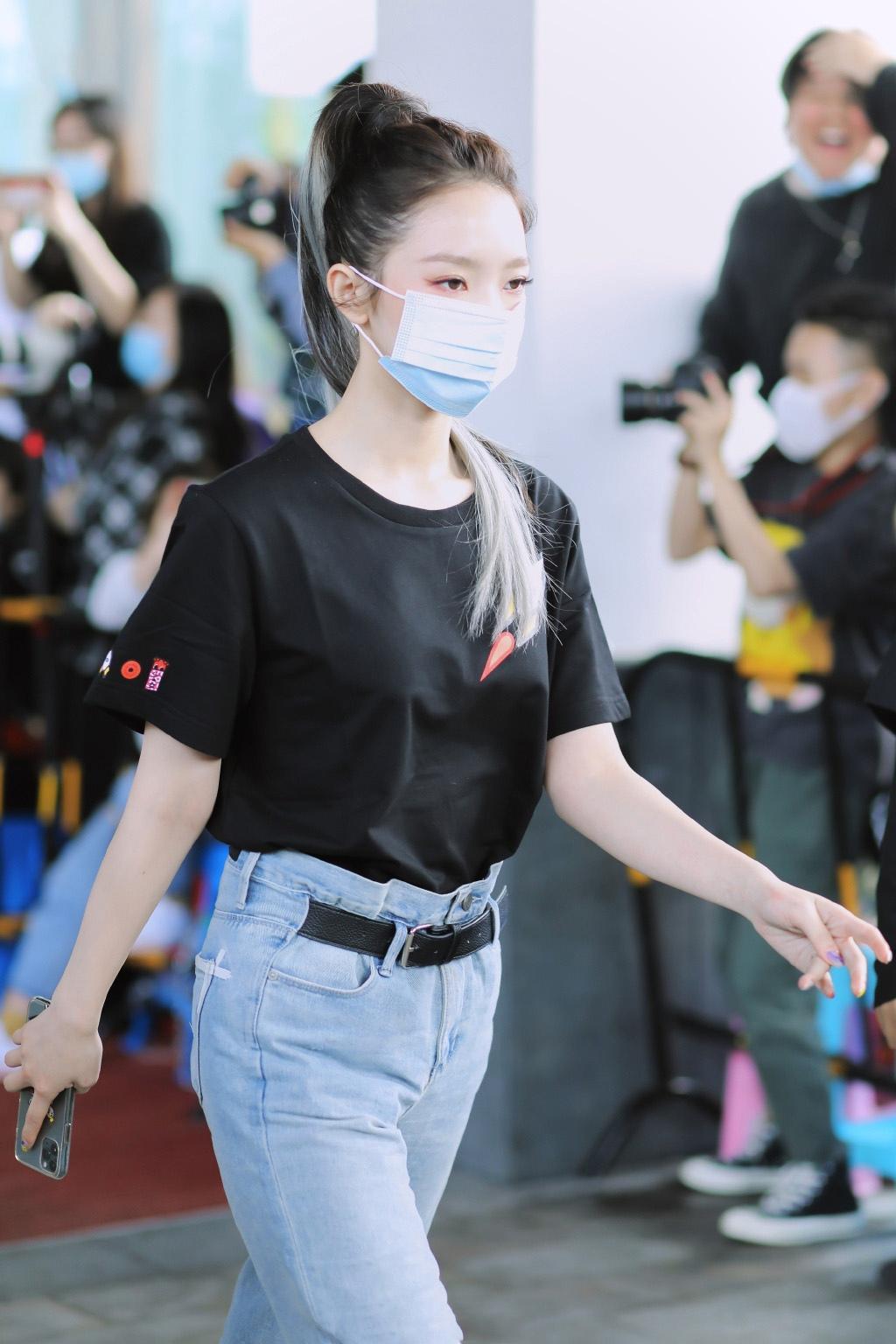 孟美岐时尚个性酷炫街拍