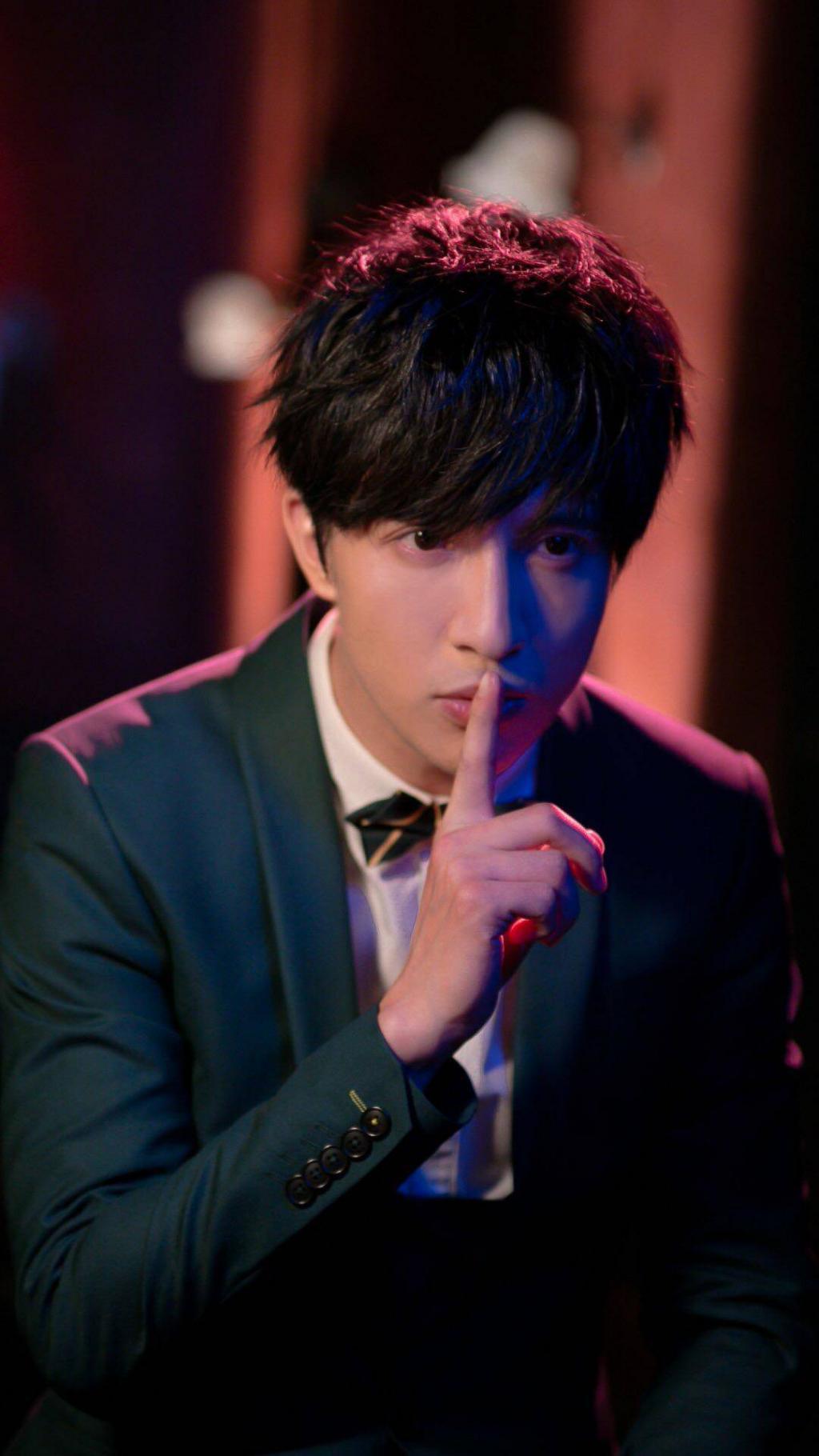 歌手薛之谦帅气背景