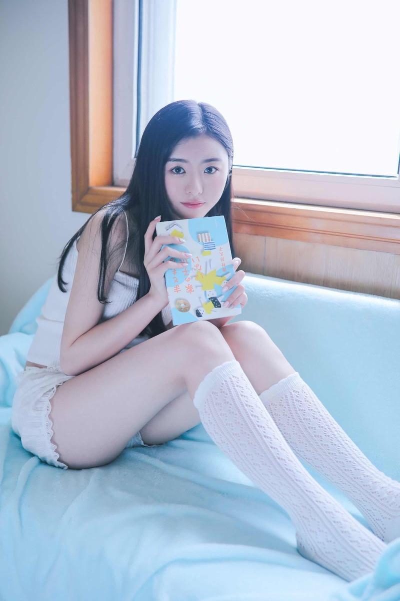 长腿美女性感酥胸吊带衫床上诱人写真