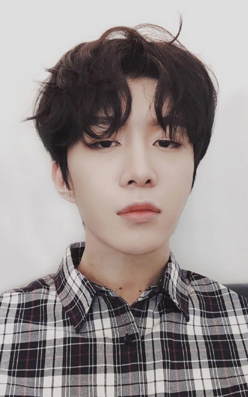 小鲜肉范丞丞帅气撩人自拍