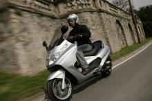 比亚乔X8400ie摩托车