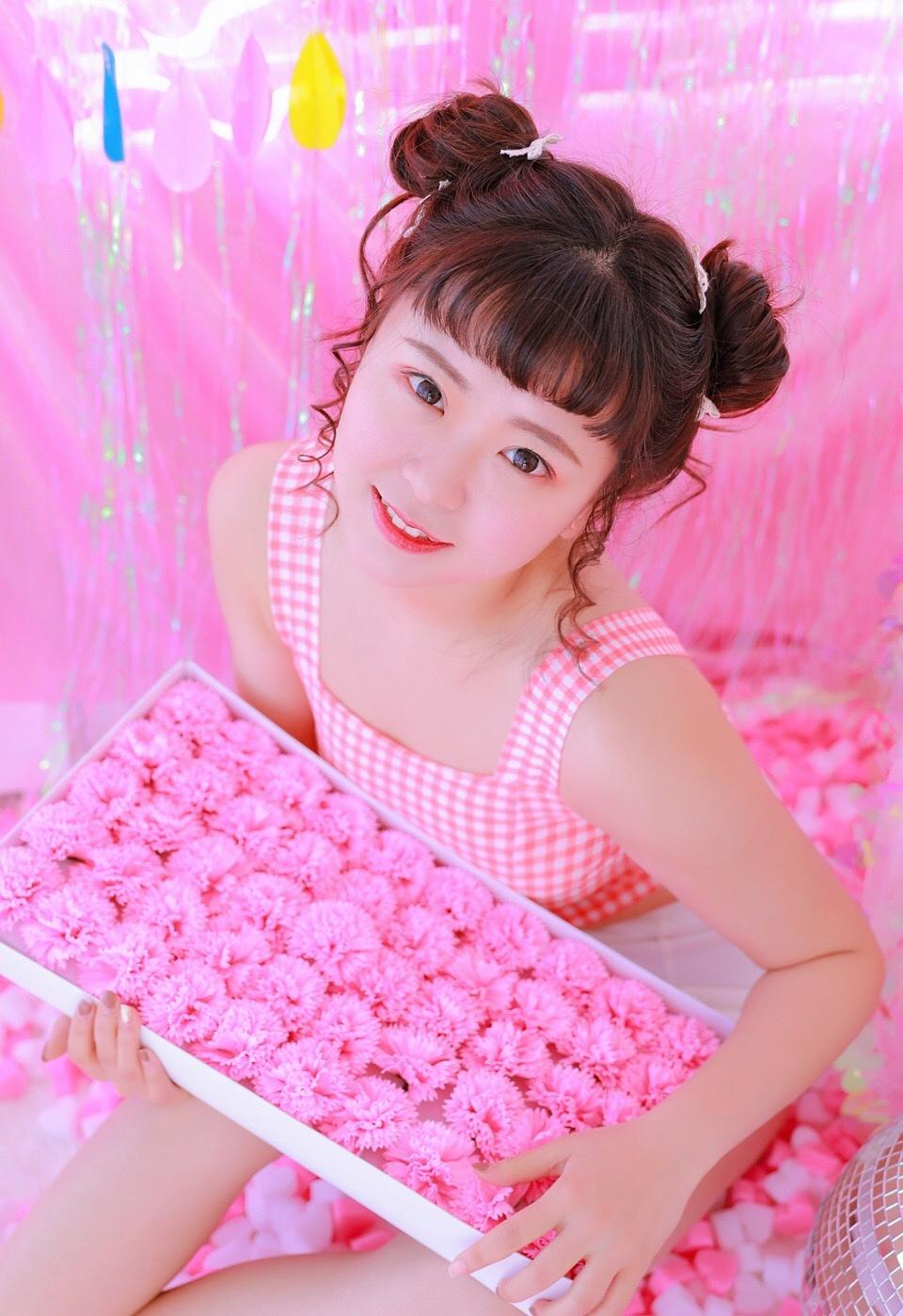 性感美女粉红风情私房写真