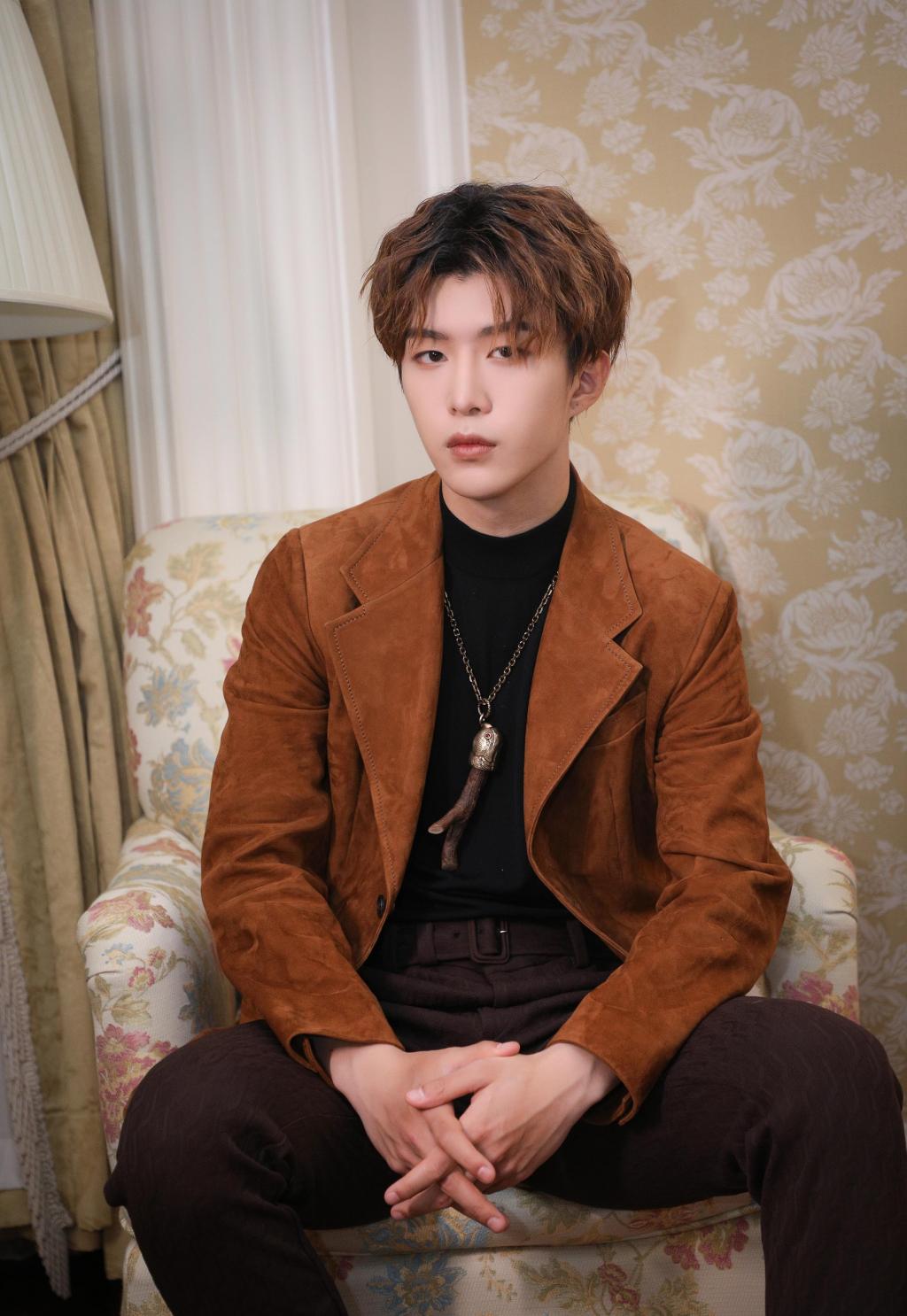 范丞丞帅气西装写真