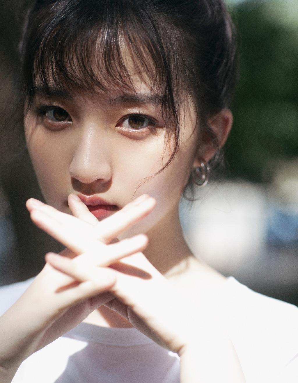 邓恩熙清新绿裙甜美仙气写真