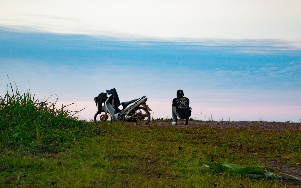 夕阳下的孤独背影