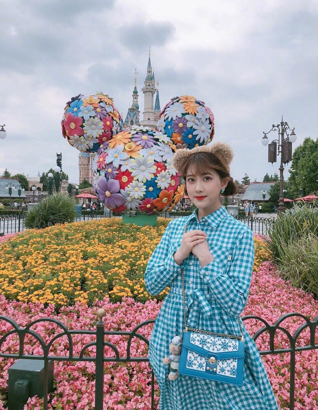 李艺彤迪士尼少女风格可爱甜美自拍