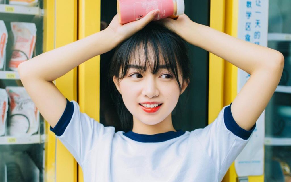 校园美女学生户外活力写真