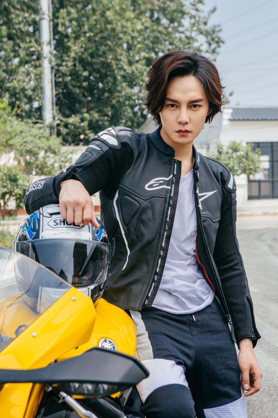 尹正硬朗帅气机车写真