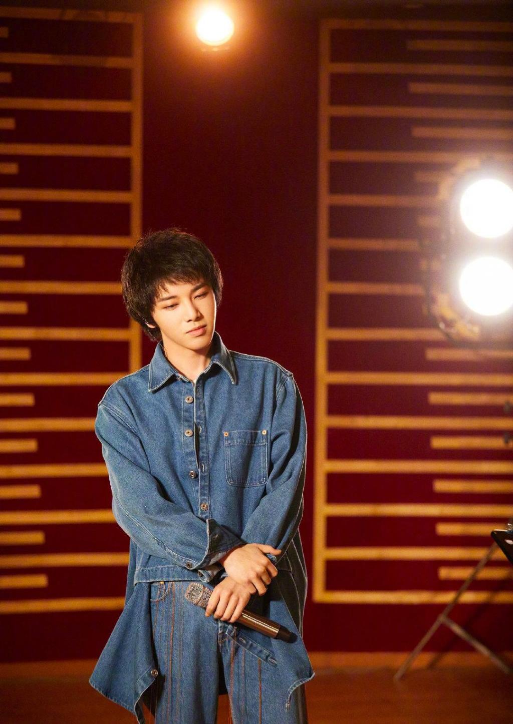 歌手当打之年华晨宇剧照