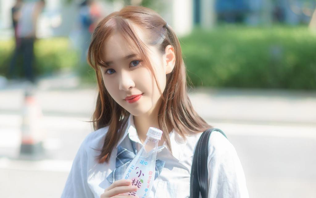 大眼睛的清纯美少女