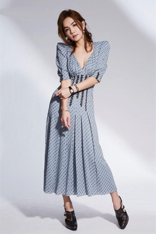 辣妈Ella深V长裙性感写真