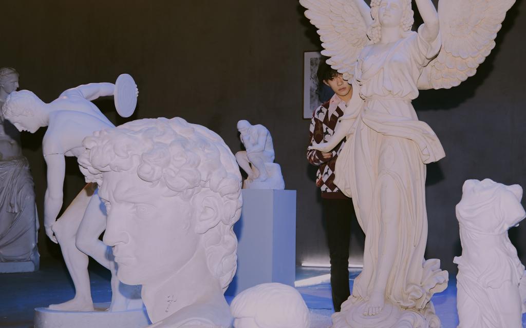 易烊千玺成人礼帅气写真