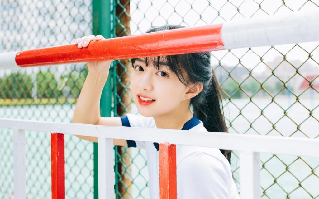 校园美女学生户外活力写真