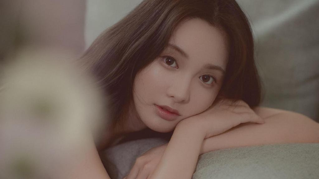 彭小苒性感吊带裙靓丽诱人写真