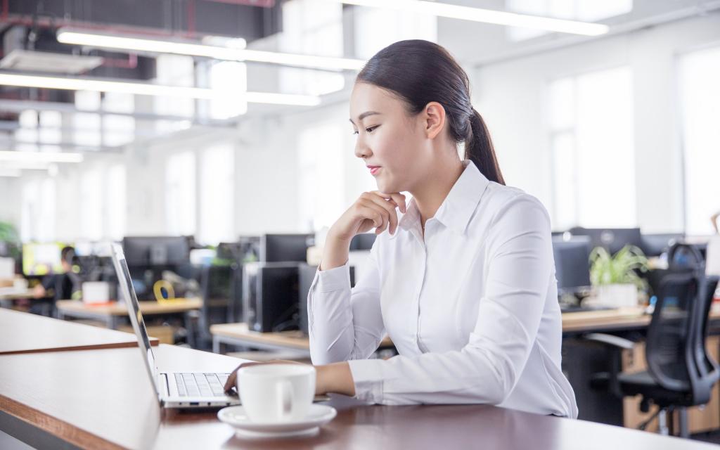 工作中的女性白领