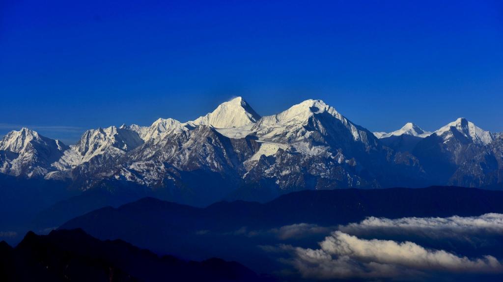云雾遮盖的雪山唯美风景