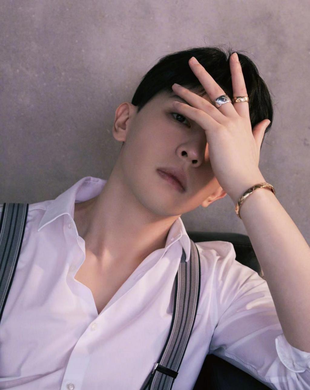 邓伦休闲时尚写真