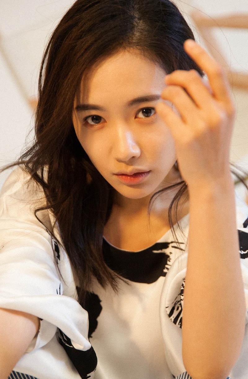 女神李春嫒妩媚性感时尚写真