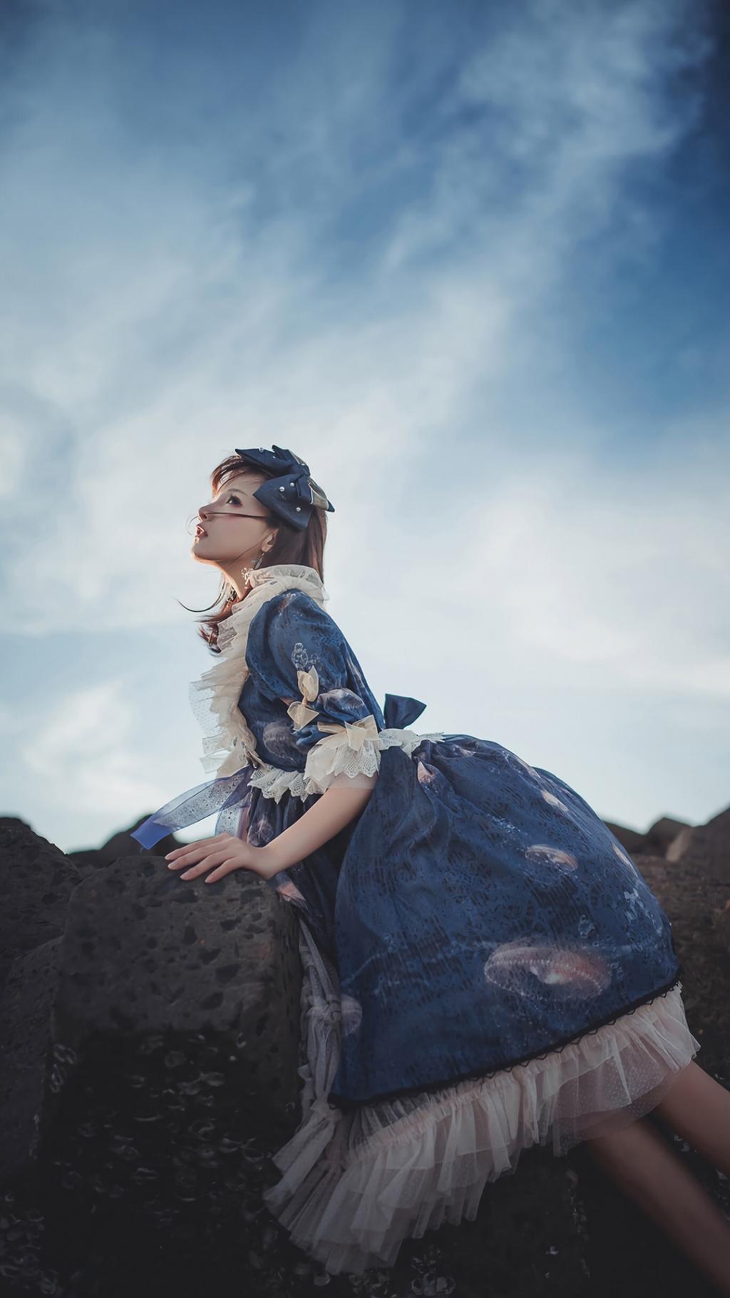 身穿公主裙的漂亮美女