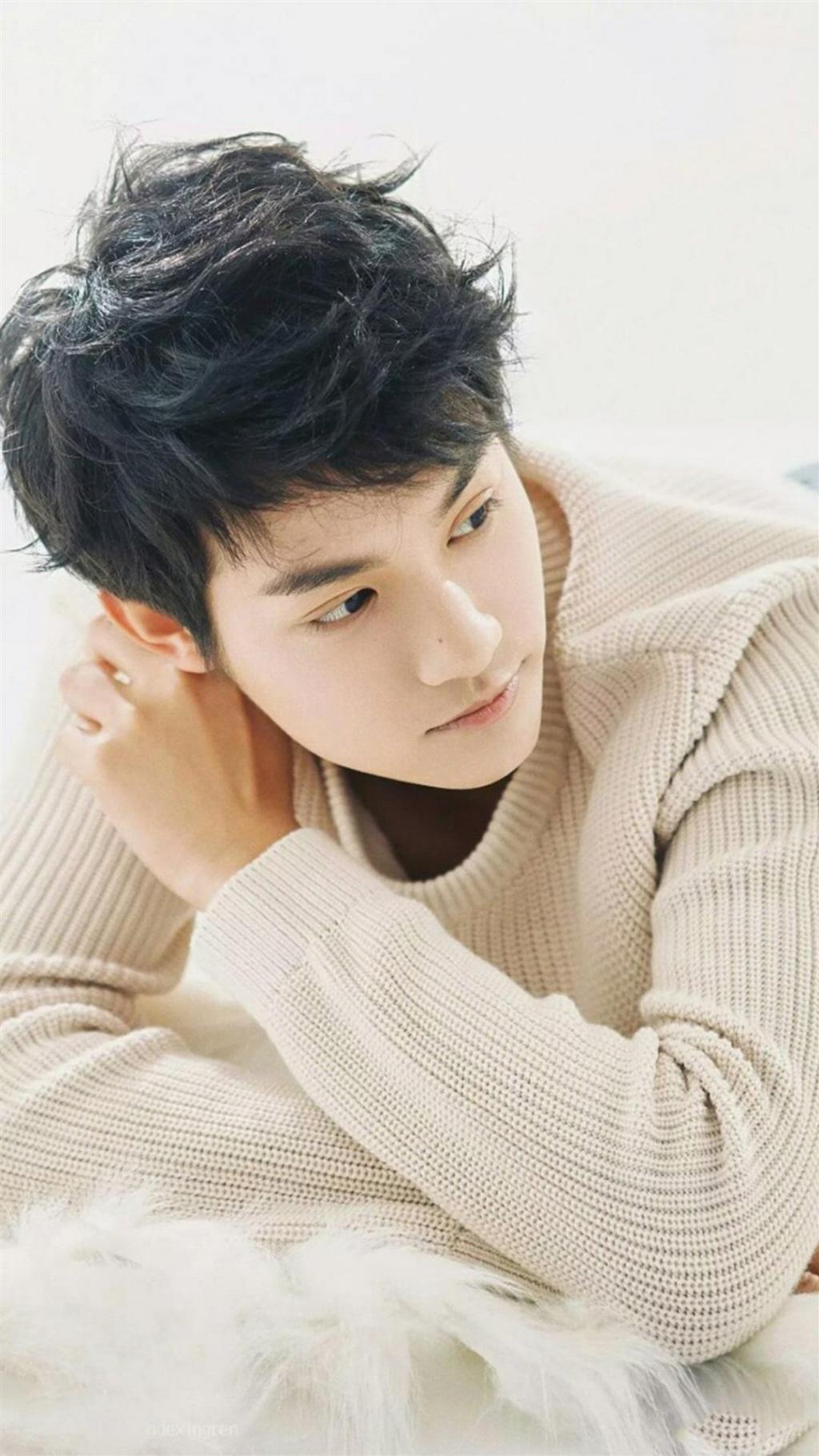 高颜值帅哥郑业成俊朗写真