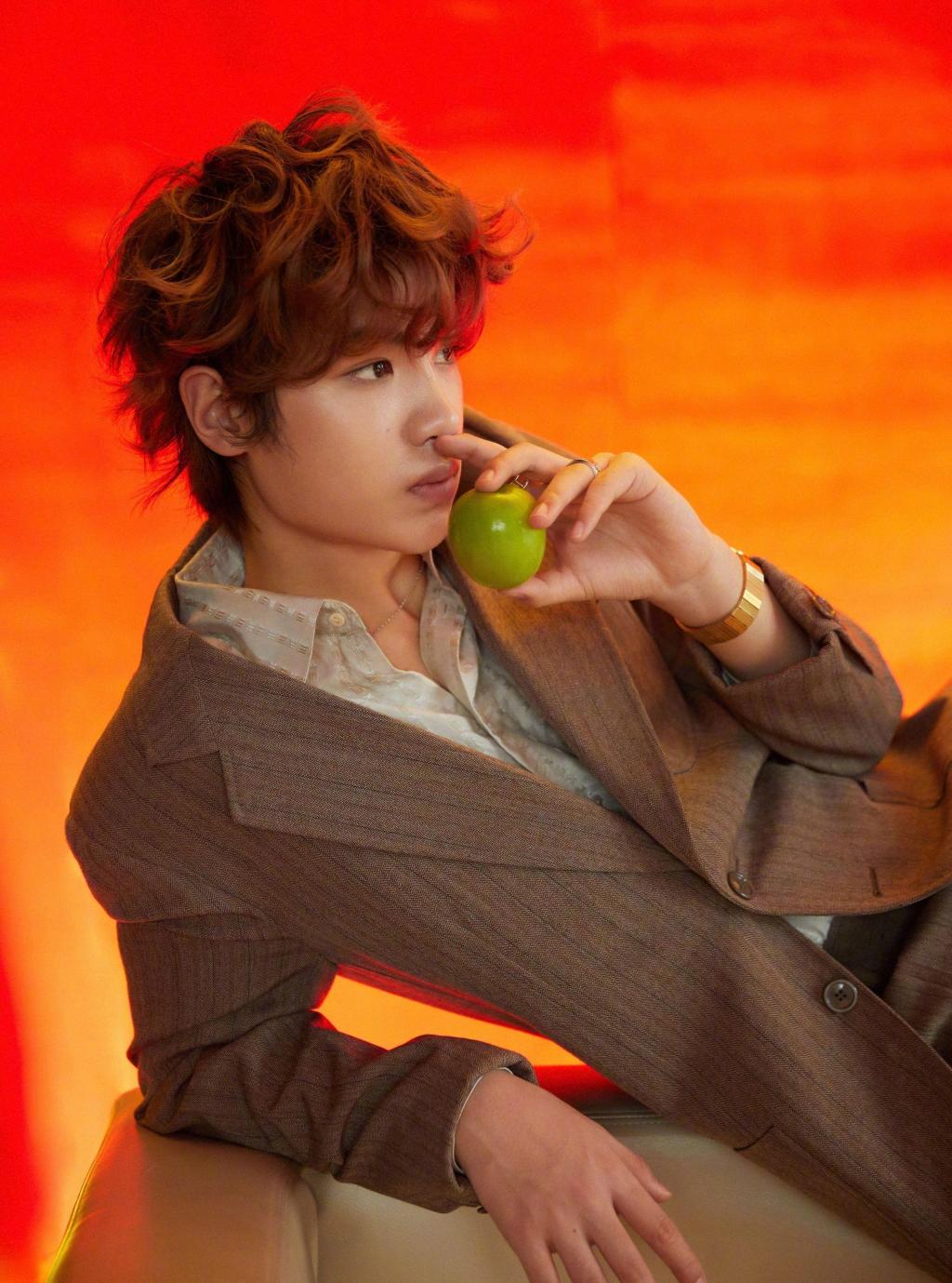 黄明昊时尚复古卷造型