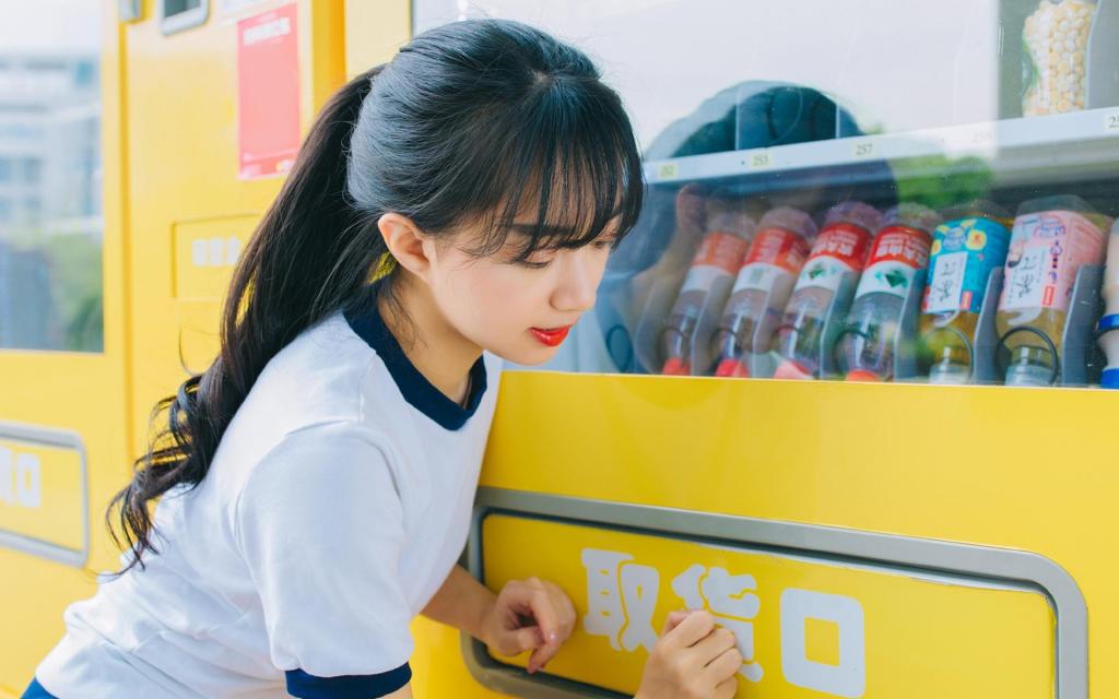 校园美女学生户外活力写真