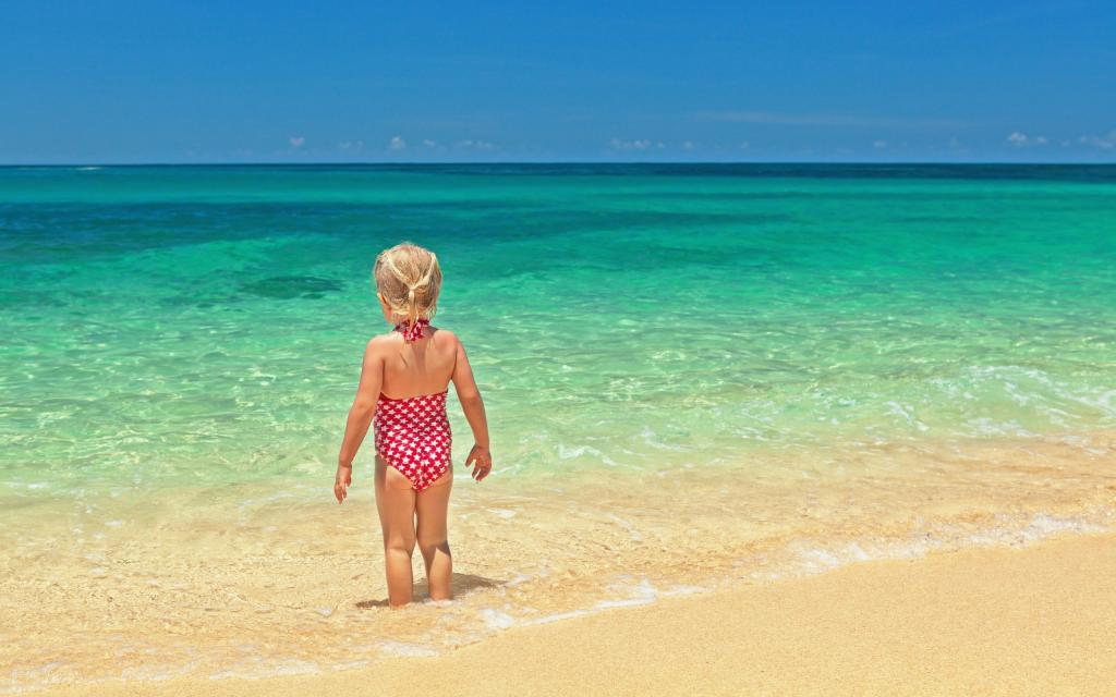 海边沙滩上玩耍的儿童