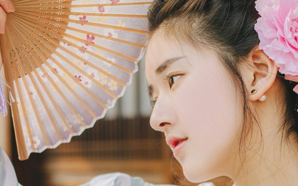 甜美少女穿着漂亮的和服