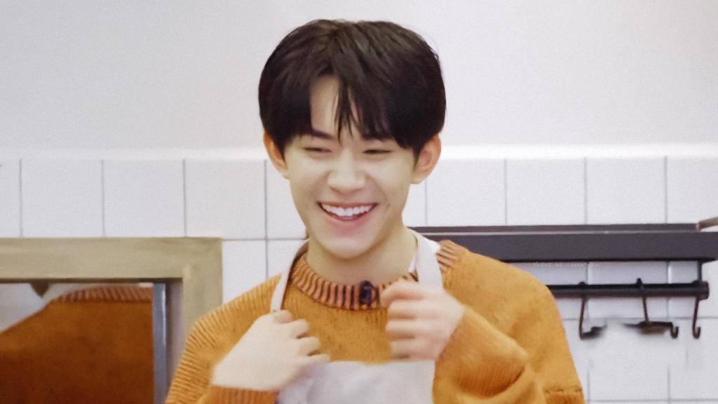 《朋友请听好》易烊千玺时尚休闲阳光俊朗剧照