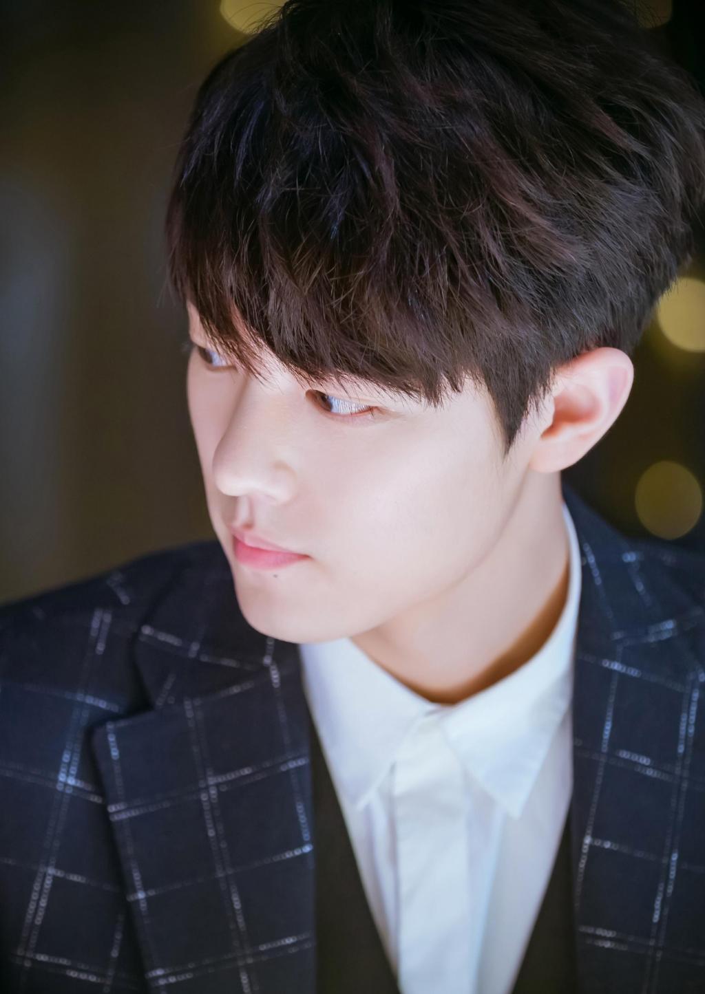 温暖少年肖战帅气西装写真