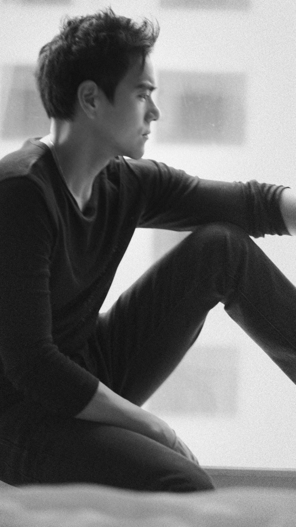 时尚型男彭于晏帅气居家休闲写真