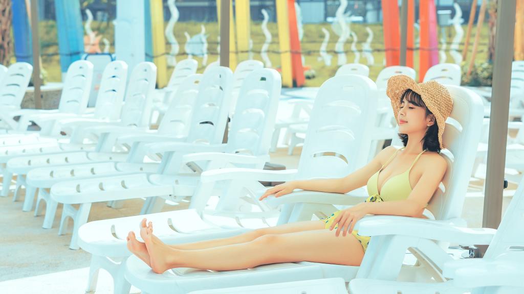 海边性感迷人少女写真