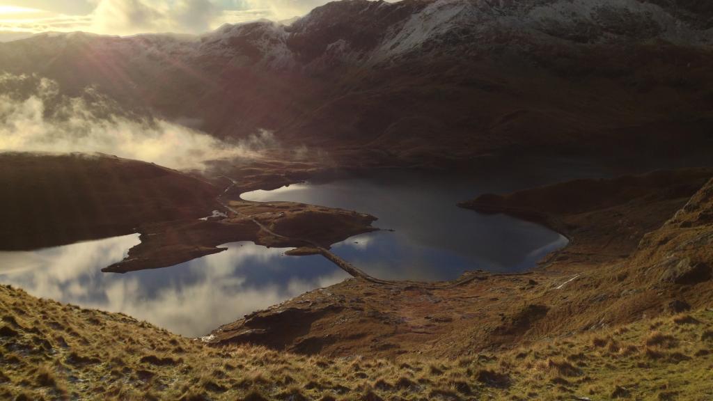 蓝得深沉的湖泊