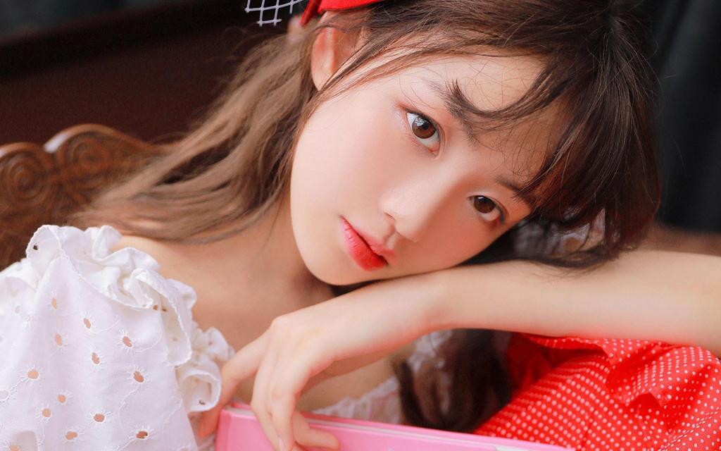 元气少女清纯甜美白皙迷人写真