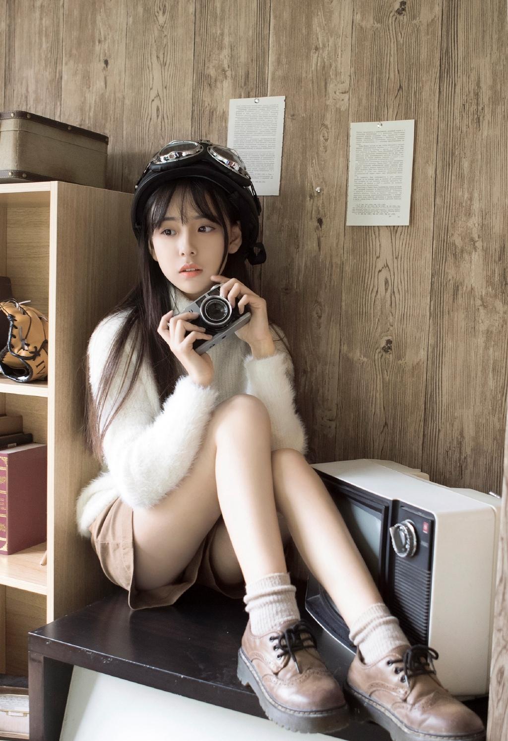 清纯白皙邻家美女可爱私房写真