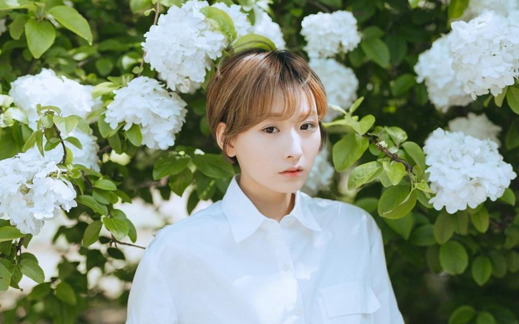 清纯短发美女小清新户外写真