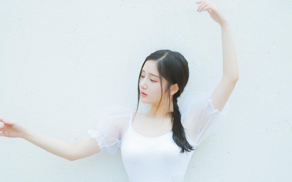 清新白衣女子